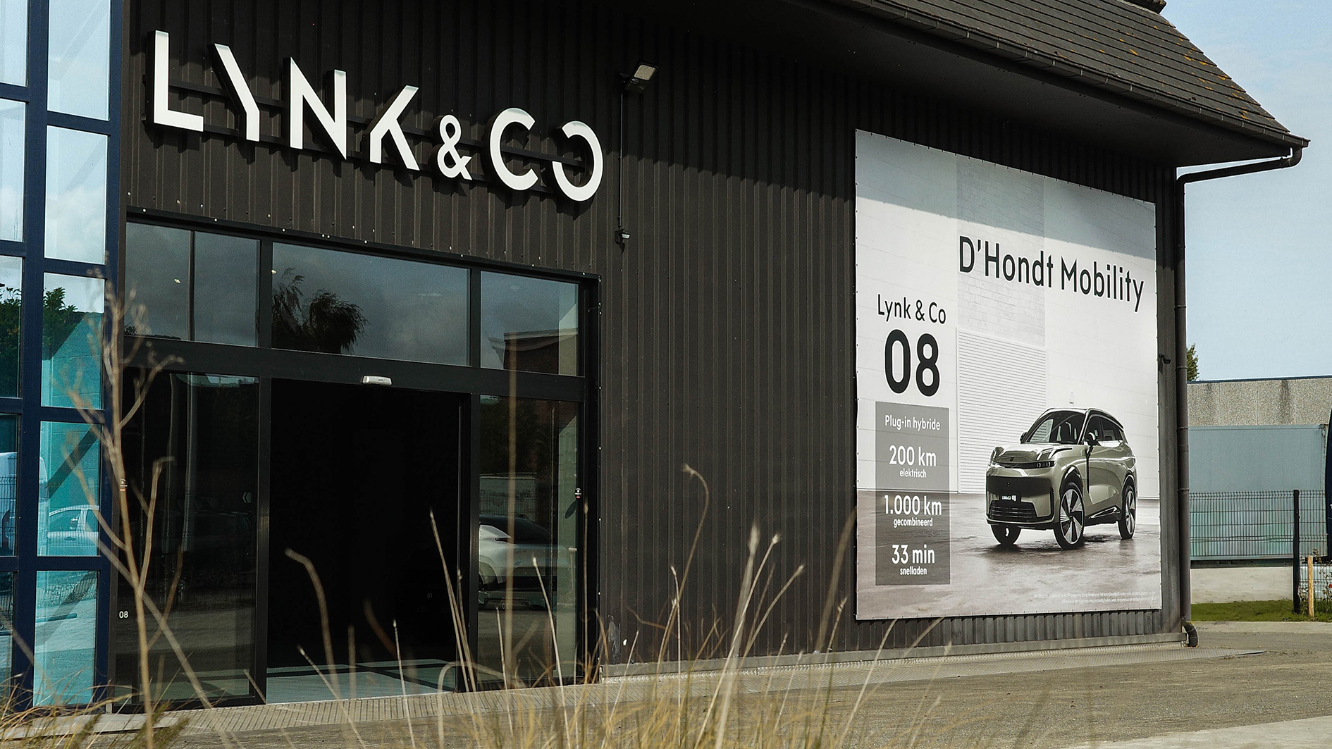 persoon die in de koffer ligt van een Lynk & Co auto