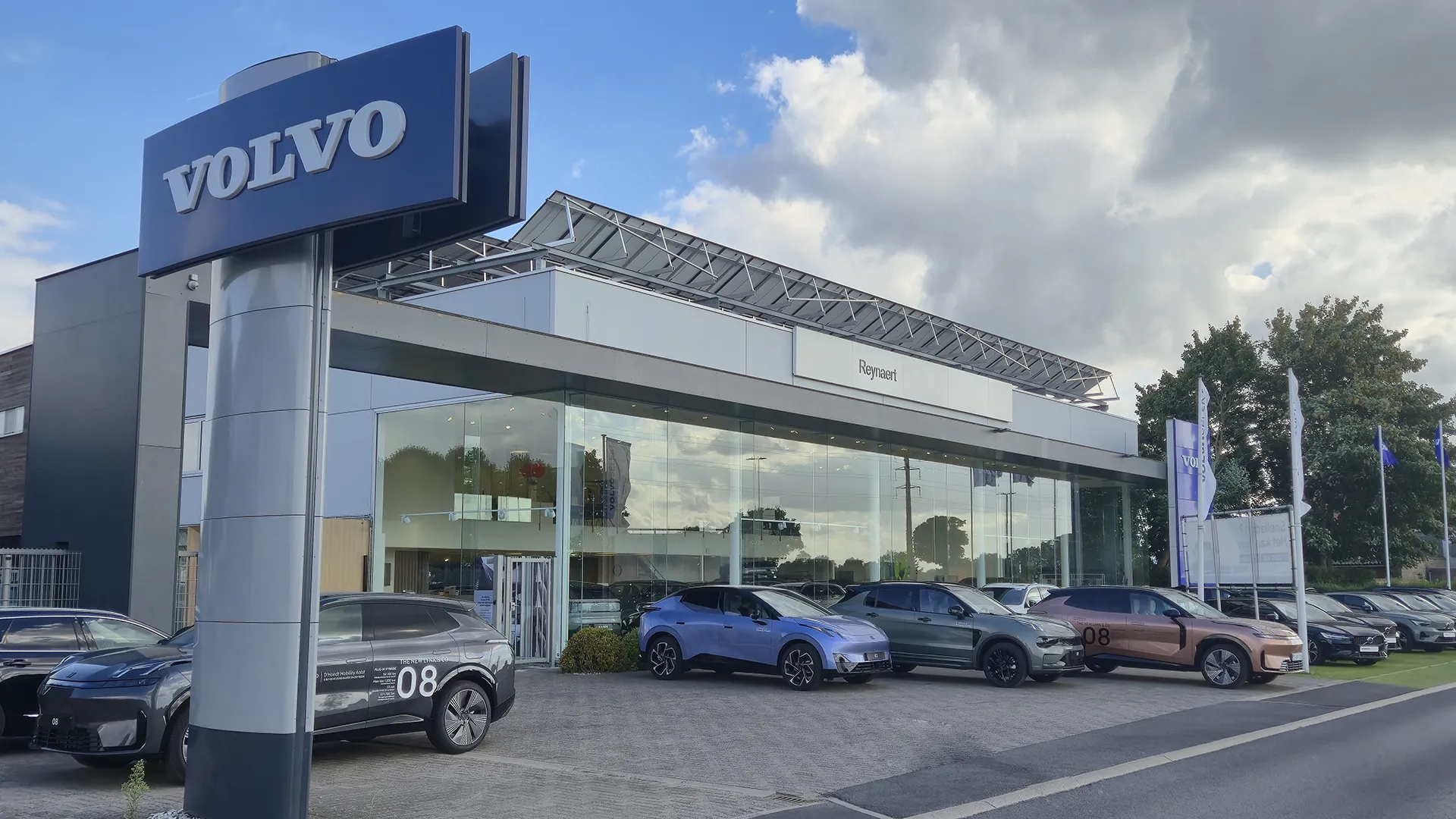 persoon die in de koffer ligt van een Lynk & Co auto