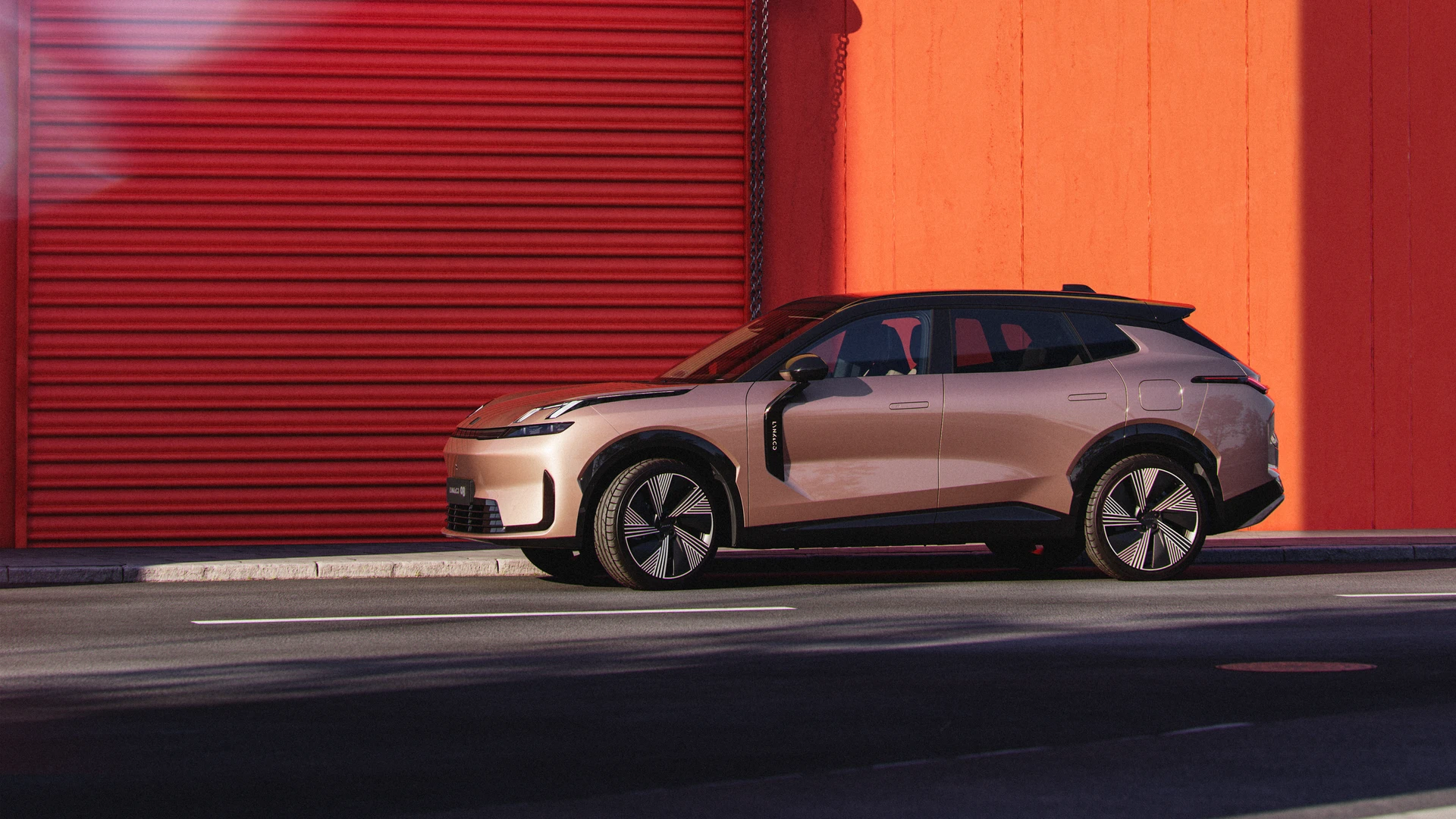 persoon die in de koffer ligt van een lynk & co auto